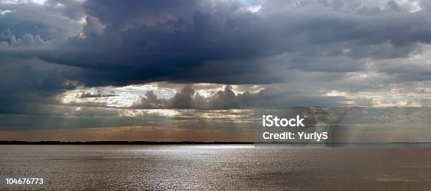 Dramática Céu Com Nuvens Cinzentas - Fotografias de stock e mais imagens de Acidente Natural - Acidente Natural, Agoirento, Ao Ar Livre