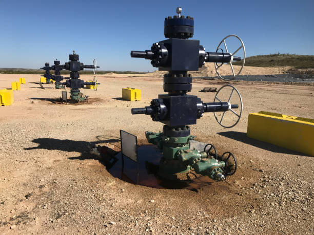 cabezas de pozo de petróleo en yacimiento de petróleo de esquisto - wellhead fotografías e imágenes de stock