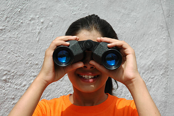 Ragazza con Binocolo - foto stock