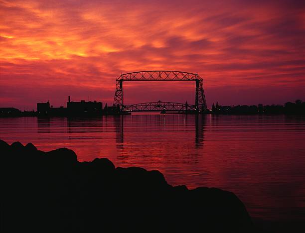 duluth twin portów harbor słynnych ariel podnieść bridge - vertical lift bridge zdjęcia i obrazy z banku zdjęć