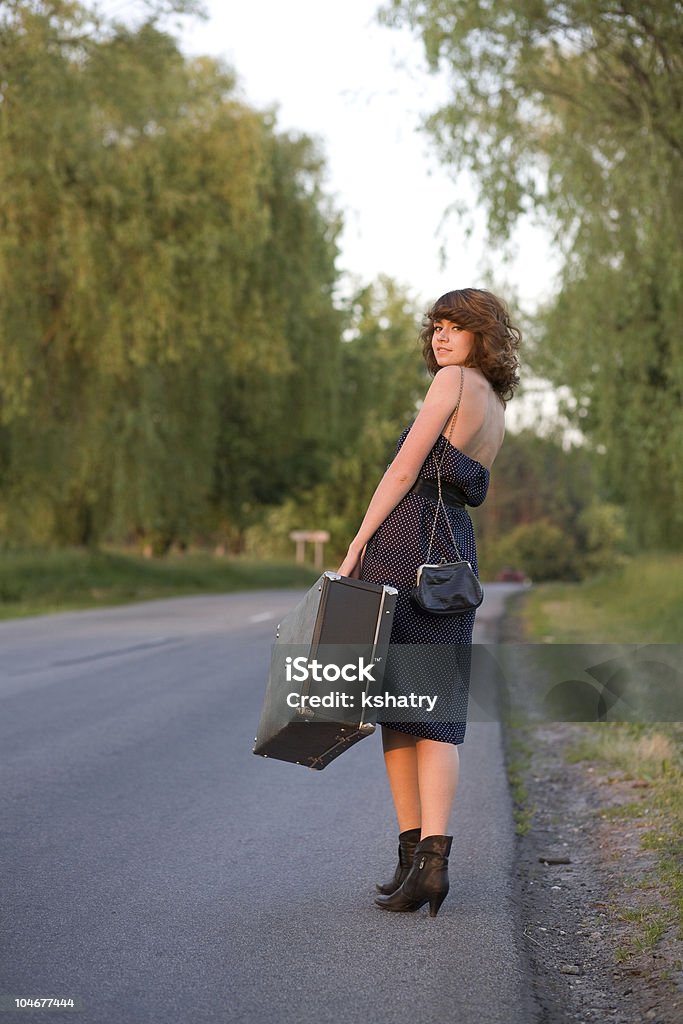 여자 굴절률은 road - 로열티 프리 가방 스톡 사진