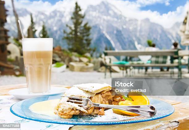 Photo libre de droit de Dessert De Montagnes Alpines banque d'images et plus d'images libres de droit de Strudel aux pommes - Strudel aux pommes, Aliment, État fédéré du Tyrol