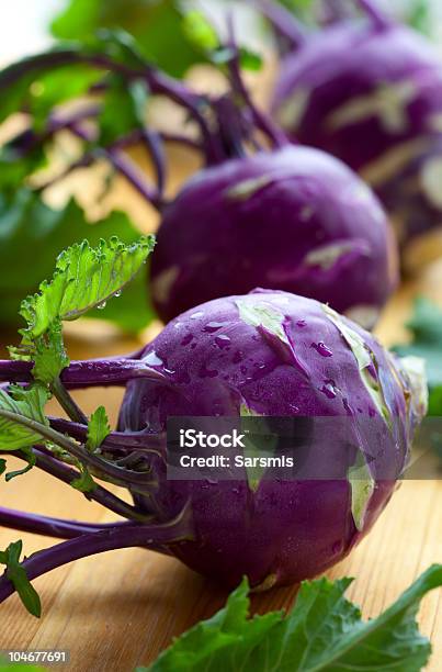 Púrpura Kohlrabies Foto de stock y más banco de imágenes de Agricultura - Agricultura, Aire libre, Alimento