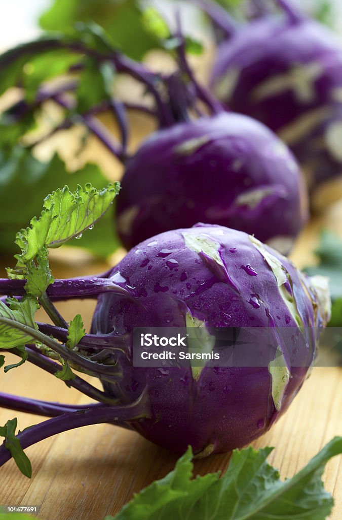 kohlrabies fioletowy - Zbiór zdjęć royalty-free (Bez ludzi)