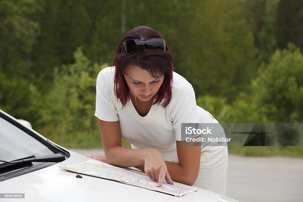Mujer estudiando un mapa - Foto de stock de 30-39 años libre de derechos