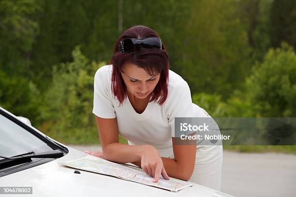 Mujer Estudiando Un Mapa Foto de stock y más banco de imágenes de 30-39 años - 30-39 años, Adulto, Adulto de mediana edad