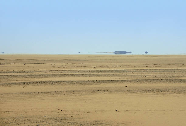 mirage in ambiente del deserto - heat haze illusion desert heat foto e immagini stock