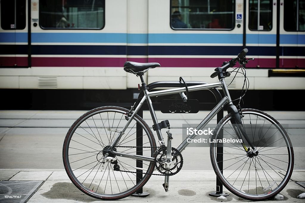 Vélo à gauche à la station de tramway - Photo de Calgary libre de droits