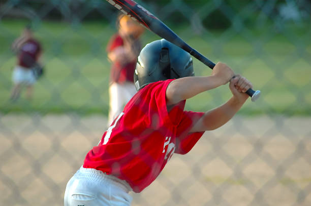 junge am schlag bei baseballspiel - baseball hitting baseball player child stock-fotos und bilder