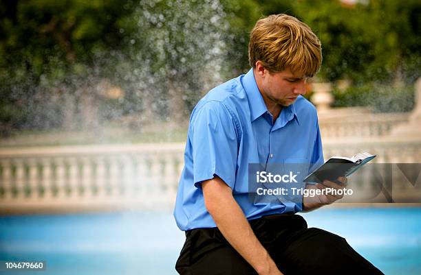 Bibbia Ritratti - Fotografie stock e altre immagini di Bibbia - Bibbia, Studiare, Adolescente