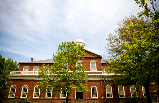 Das historische Gerichtsgebäude in Williamburg im Bundesstaat Virginia in den USA an einen sonnigen Sommertag