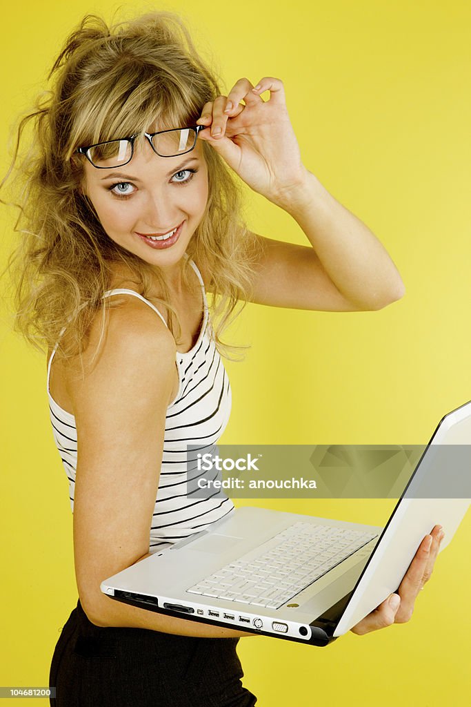 Mulher bonita com computador portátil - Royalty-free 20-29 Anos Foto de stock