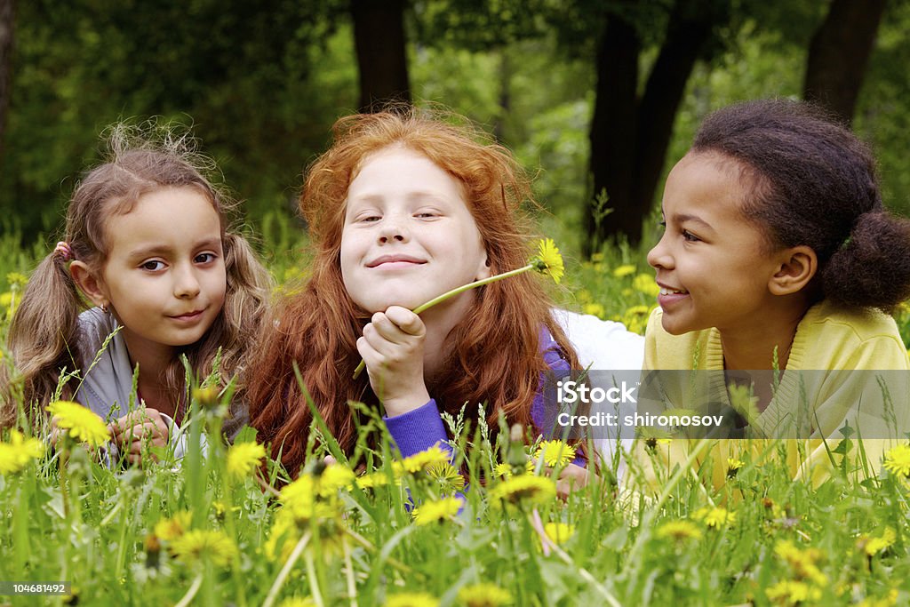 Meninas com dentes de leão - Foto de stock de Amizade royalty-free