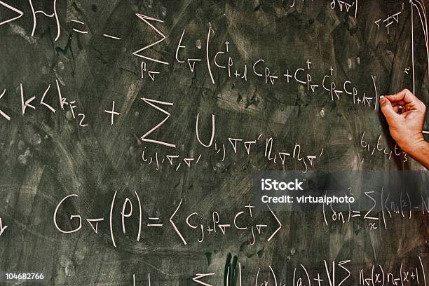 Professor Escrevendo No Quadro Negro Equações - Fotografias de stock e mais imagens de Aluno da Escola Secundária - Aluno da Escola Secundária, Ciência, Competência