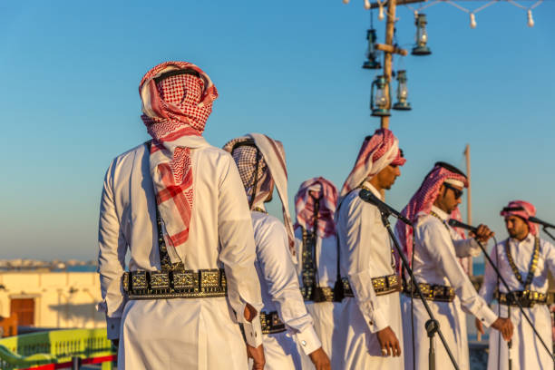 현지 사람들과, 화려한 축 하도 하, 카타르 전통 옷, 푸른 하늘 일, 음악 계기와 관객 입고. - qatar doha family arabia 뉴스 사진 이미지