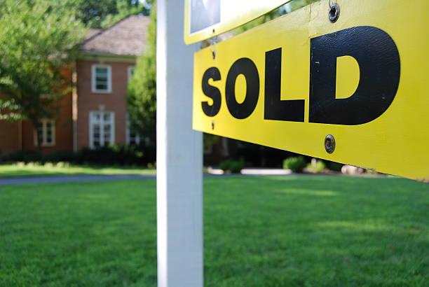 ハウス販売 - real estate real estate agent sold house ストックフォトと画像