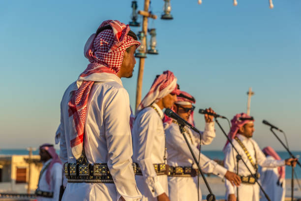 kolorowe uroczystości w doha, z miejscową ludnością ubraną w tradycyjne ubrania, dzień błękitnego nieba, instrumentów muzycznych i publiczności w doha, katar. - qatar doha family arabia zdjęcia i obrazy z banku zdjęć
