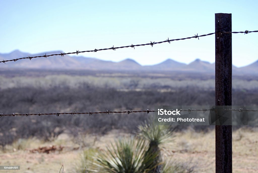 Drutu kolczastego ogrodzenia w Granica Meksyku - Zbiór zdjęć royalty-free (Granica - Przestrzeń człowieka)