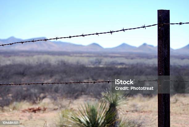 Fio Com Farpas Vedação No México Limite - Fotografias de stock e mais imagens de Arizona - Arizona, Fronteira, México