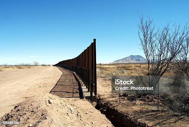 Fine Del Bordo Parete In Arizona - Fotografie stock e altre immagini di Polizia di frontiera - Polizia di frontiera, Arizona, Emigrazione e Immigrazione