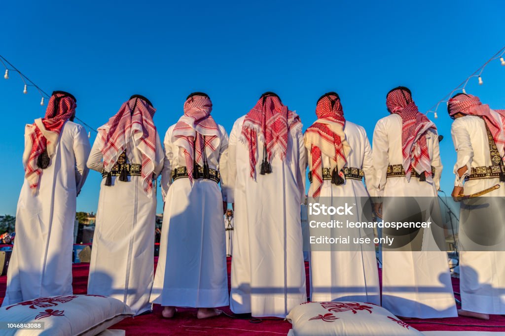 Pakaian Adat Qatar Perayaan Penuh Warna Di Doha Dengan Orangorang Lokal Berpakaian Dengan Pakaian Tradisional Hari Langit Biru Instrumen Musik Dan Penonton Di Doha Qatar Foto Stok - Unduh Gambar Sekarang - iStock