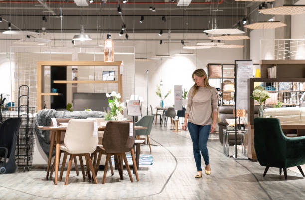 femme heureuse shopping dans un magasin de meubles - équipement domestique photos et images de collection