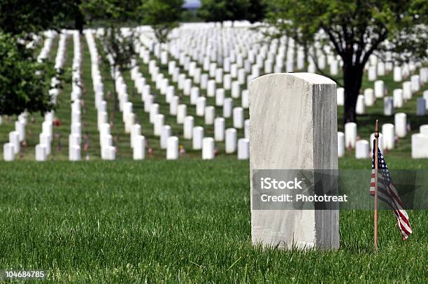 Caduto Militare - Fotografie stock e altre immagini di Forze armate - Forze armate, US Memorial Day - Festa americana, Cimitero