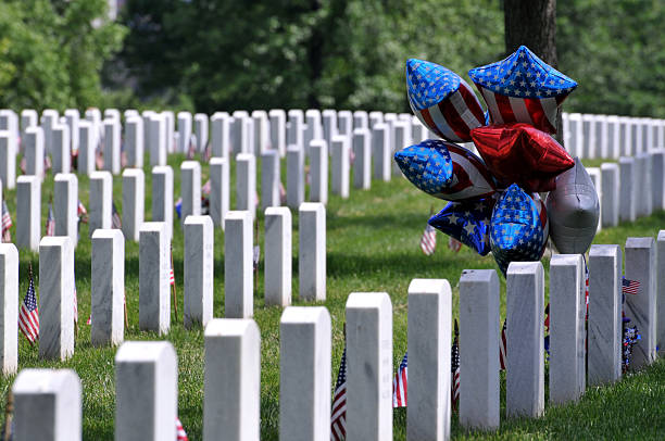 balões no memorial day - arlington national cemetery virginia cemetery american flag - fotografias e filmes do acervo