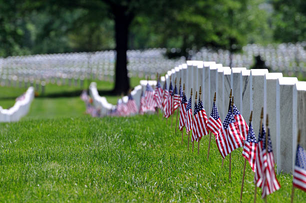 memorial day flags am friedhof - arlington national cemetery arlington virginia cemetery national landmark stock-fotos und bilder