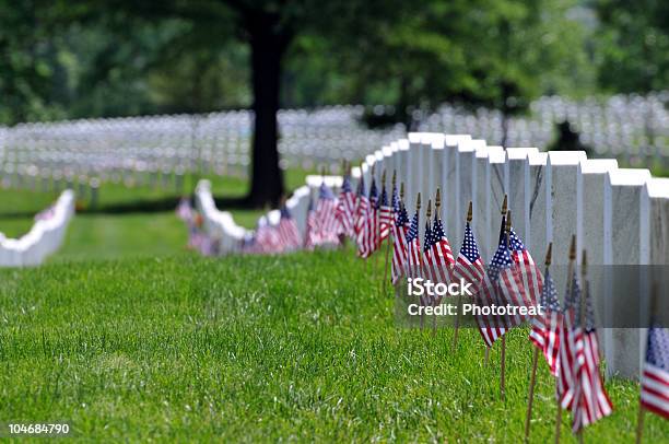 Memorial Day Bandeiras No Cemitério - Fotografias de stock e mais imagens de Memorial Day americano - Memorial Day americano, Cemitério nacional de Arlington, Cemitério