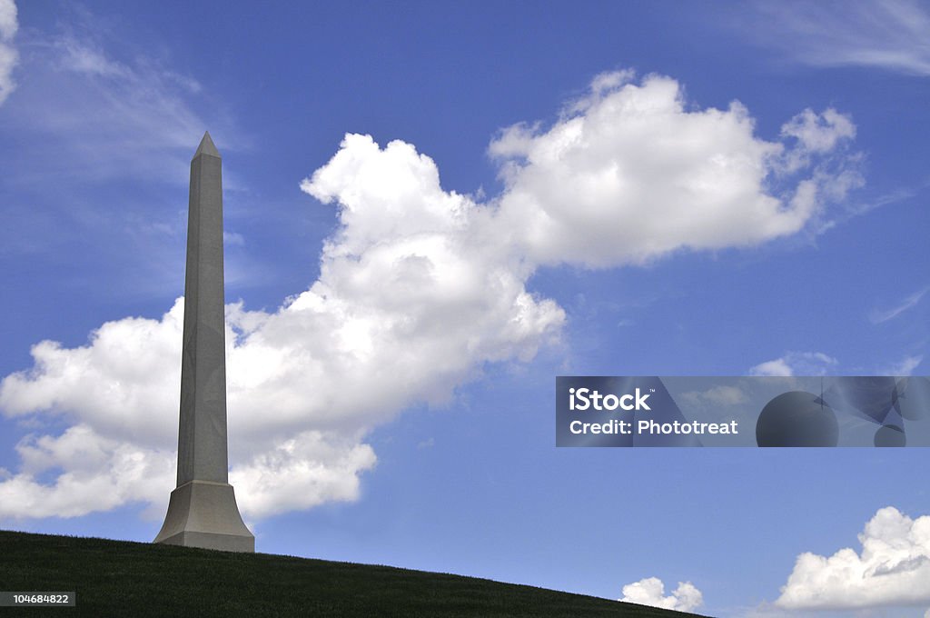 Обелиск с небесно-голубой - Стоковые фото Арлингтон - Виргиния роялти-фри