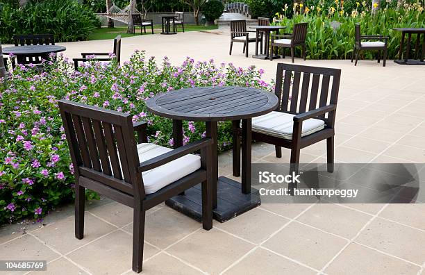 Terrasse Mit Tisch Und Stühlen Stockfoto und mehr Bilder von Hausgarten - Hausgarten, Kneipe, Gruppe von Gegenständen