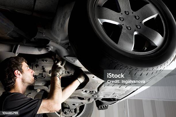 Mecânico De Carros Trabalhar Com O Carro - Fotografias de stock e mais imagens de Abaixo - Abaixo, Adulto, Carro