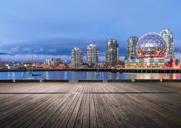 avant de la planche de bois vide du skyline du centre-ville de vancouver nuit - science world photos et images de collection