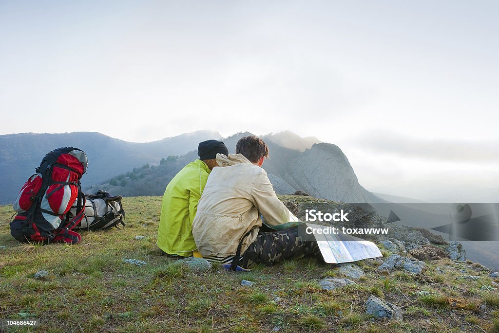 Путешественникам сядьте на пик - �Стоковые фото Активный образ жизни роялти-фри