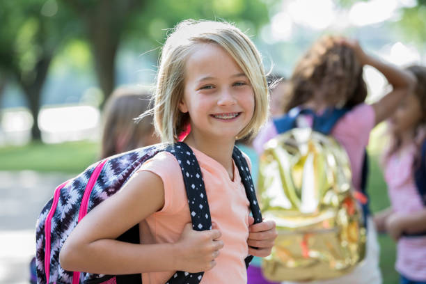 uśmiechnięta blondynka dziewczynka gotowa do szkoły - schoolgirl child backpack book bag zdjęcia i obrazy z banku zdjęć