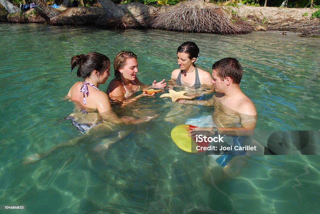 Amici in spiaggia - Foto stock royalty-free di Nuoto