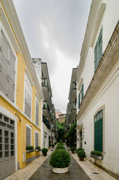 malerische straße in der altstadt in macau - unesco world heritage site macao church stone stock-fotos und bilder