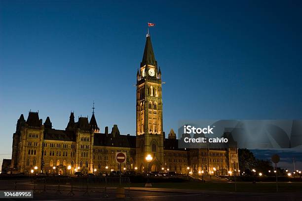 Parlamento Por La Noche Foto de stock y más banco de imágenes de Ottawa - Ottawa, Noche, Colina del Parlamento - Ottawa