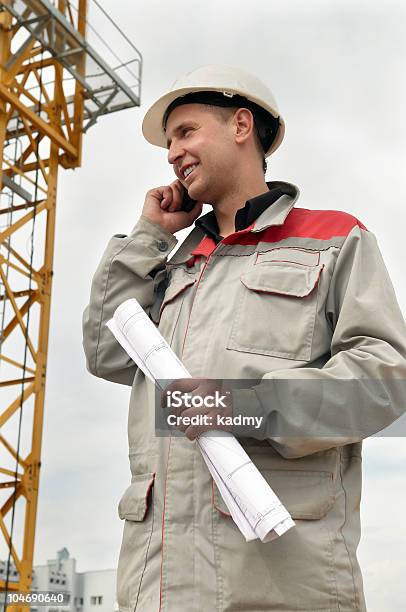 Photo libre de droit de Builder Au Chantier De Construction Avec Téléphone banque d'images et plus d'images libres de droit de Adulte - Adulte, Artisan, Autorité