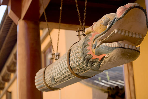 Dragon tallado en madera - foto de stock