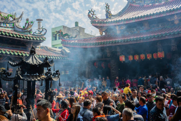 celebração do povo e multidão no dia de ano novo chinês no templo lugang tianhou matsu em taiwan lukang - buddhist festival - fotografias e filmes do acervo