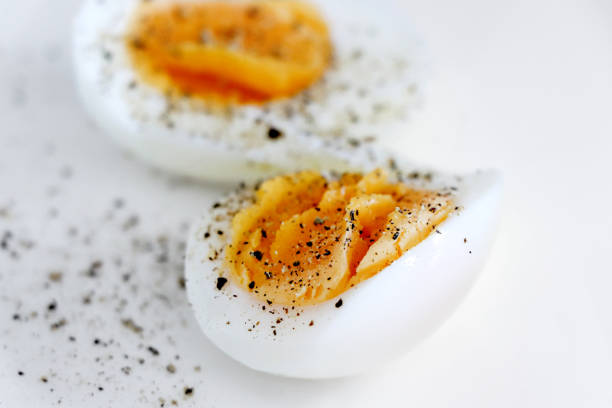 яйцо вкрутую - hard cooked egg стоковые фото и изображения