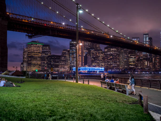 ブルックリン ブリッジとマンハッタン公園の夕日、人々 で。 - east river riverbank waters edge suspension bridge ストックフォトと画像