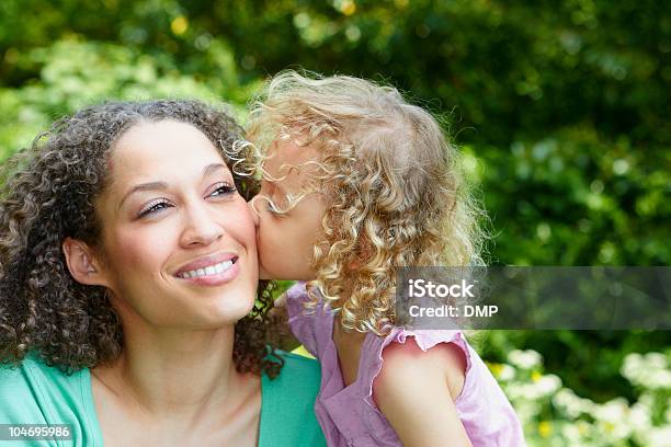 Foto de Retrato De Menina Beijando Sua Mãe No Rosto e mais fotos de stock de Abraçar - Abraçar, Adulto, Beijar