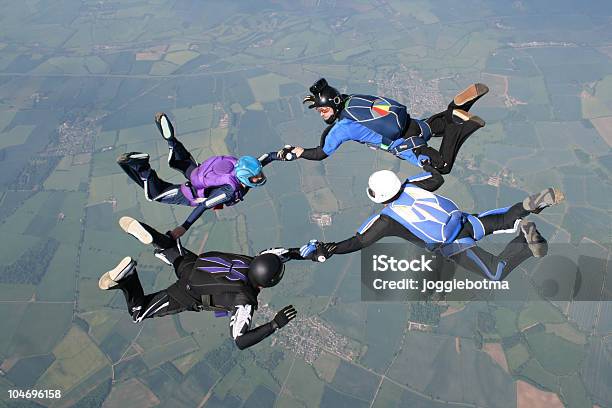 Foto de Skydivers Em Queda Livre e mais fotos de stock de Equipe Esportiva - Equipe Esportiva, Paraquedas, Paraquedismo