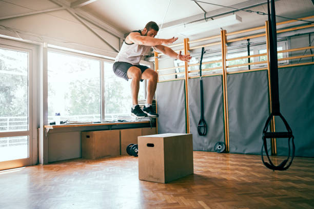 hombre que salta sobre la caja - muscular build men human muscle body building exercises fotografías e imágenes de stock