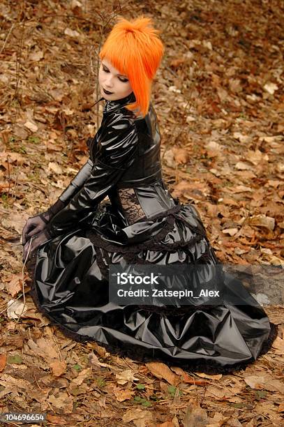 Jesień Dziewczyna W Stroju Gotyckiej - zdjęcia stockowe i więcej obrazów PVC - PVC, Sukienka, 20-29 lat
