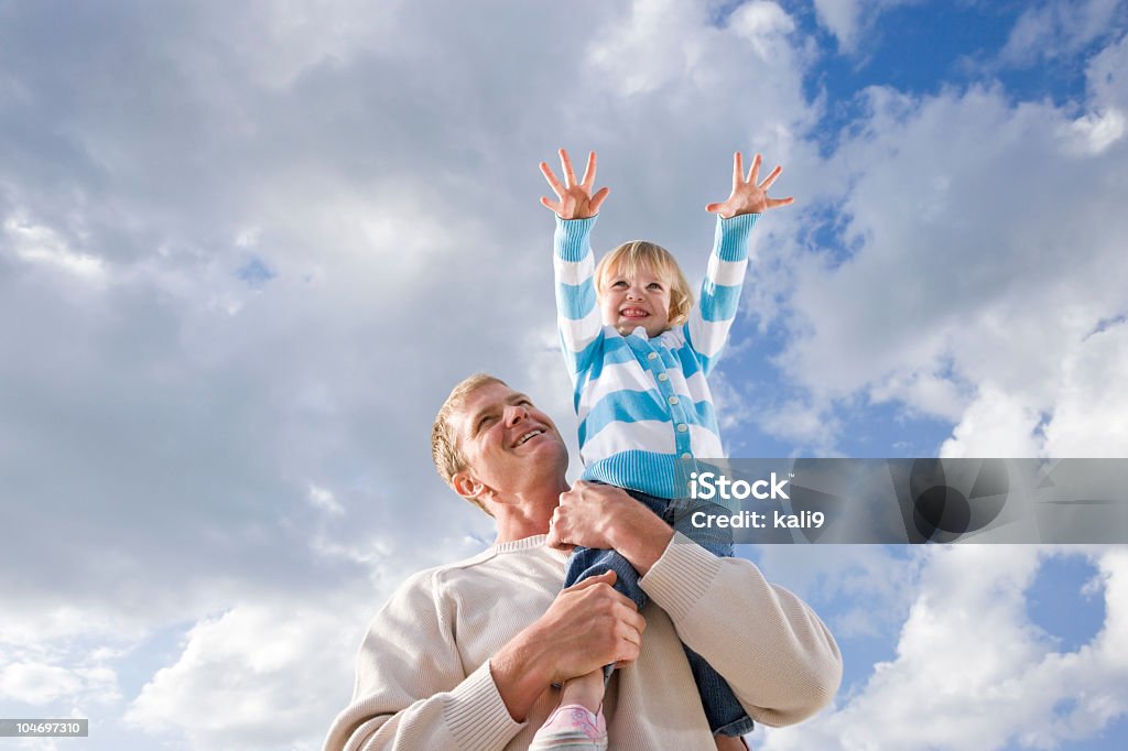 Vater holding kleines Mädchen oben auf einer Schulter. - Lizenzfrei Eltern Stock-Foto