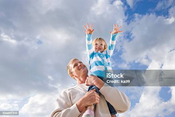 Vater Holding Kleines Mädchen Oben Auf Einer Schulter Stockfoto und mehr Bilder von Eltern